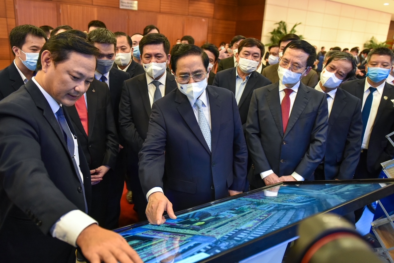 Thủ tướng và các đại biểu tham quan các sản phẩm công nghệ tại Diễn đàn. Ảnh: VGP/Nhật Bắc
