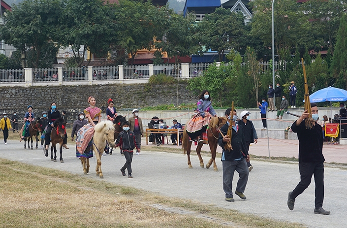 Diễu hành đội ngựa đua mở đầu Lễ hội đua ngựa Bắc Hà