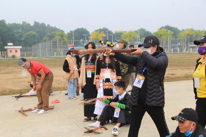 Các VĐV tham gia tranh tài ở môn bắn nỏ tại Hội thi
