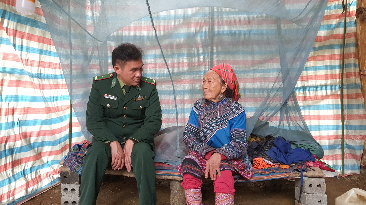  Với đồng bào Mông ở Lù Dì Sán, Thiếu tá Páo như người con trong gia đình