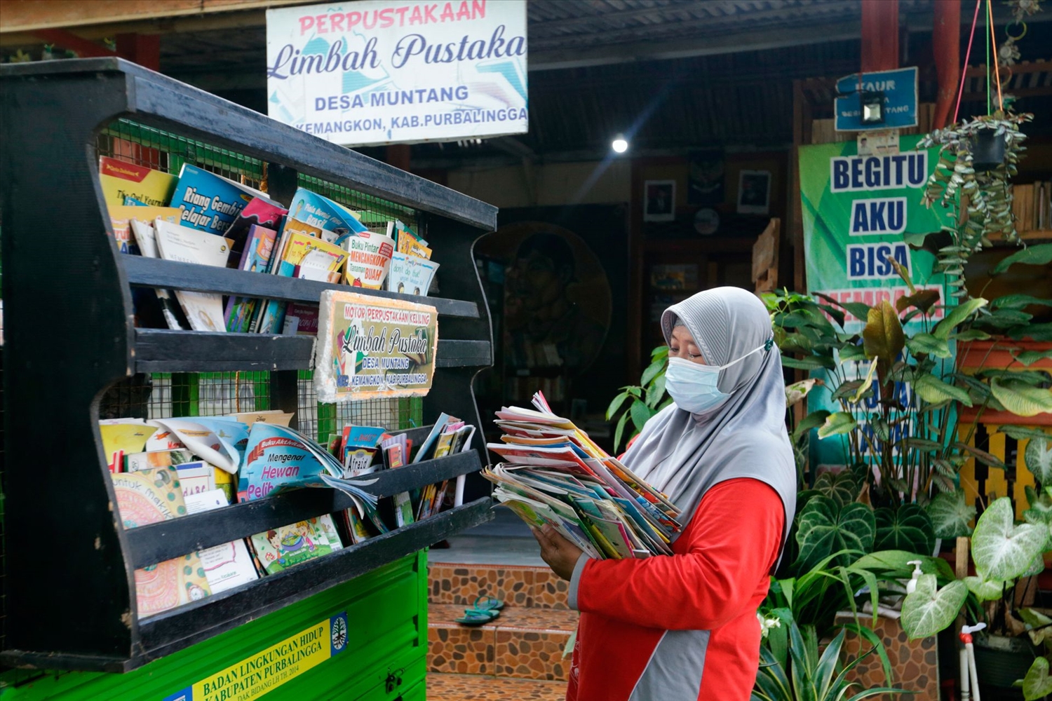  Người sáng lập “Thư viện rác thải” - Raden Roro Hendarti, 48 tuổi, sắp xếp sách trên một chiếc xe 3 bánh tại thư viện ở làng Muntang, Purbalingga, tỉnh Trung Java, Indonesia
