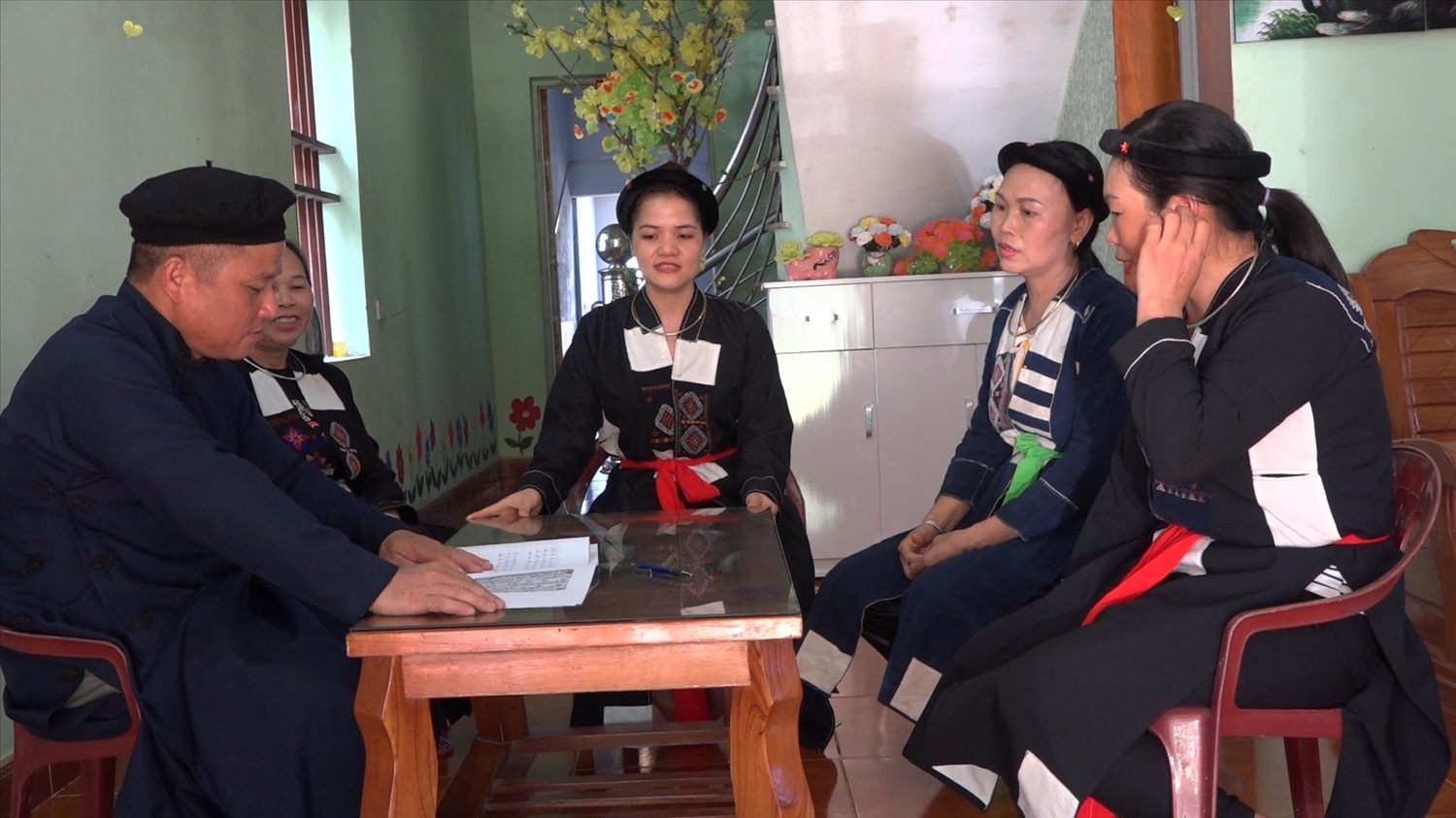 Nghệ nhân dân gian Lục Văn Bình - Chủ nhiệm CLB hát Soóng Cọ xã Thanh Sơn đang truyền dạy cho các thành viên trong CLB