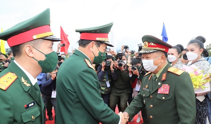 Đại tướng Chansamone Chanyalath chủ trì lễ đón Đại tướng Phan Văn Giang và đoàn Việt Nam