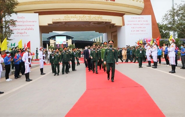 Lễ tiễn đoàn Việt Nam tại Cửa khẩu quốc tế Lao Bảo sang Lào dự các hoạt động đầu tiên trong chương trình giao lưu