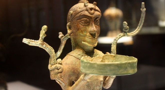 Cây đèn đồng hình người quỳ hiện đang được lưu giữ tại Bảo tàng Lịch sử quốc gia