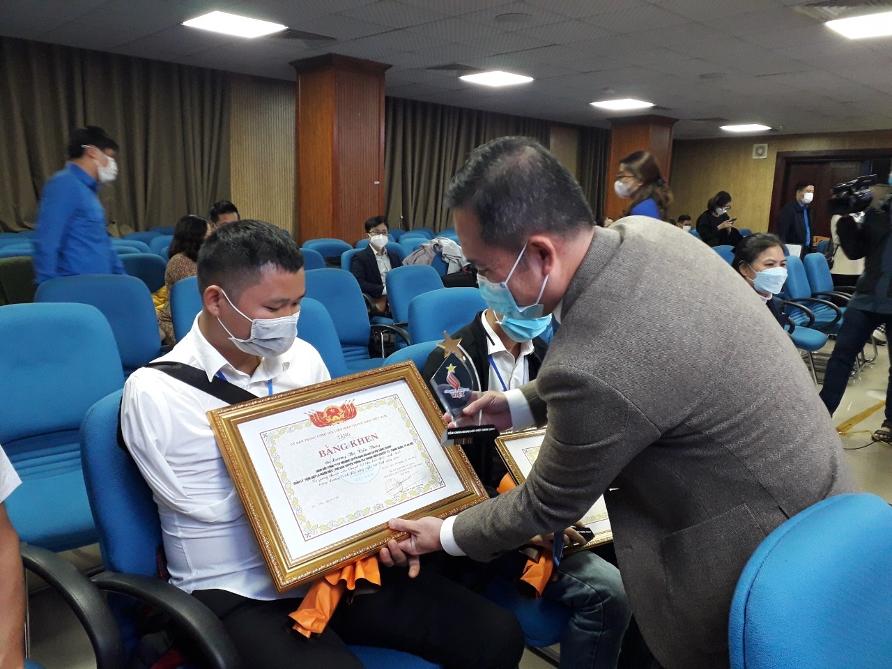 Ủy ban Trung ương Hội LHTN Việt Nam trao biểu trưng và sổ tiết kiệm trị giá 10 triệu đồng cho các đại biểu tham gia Chương trình