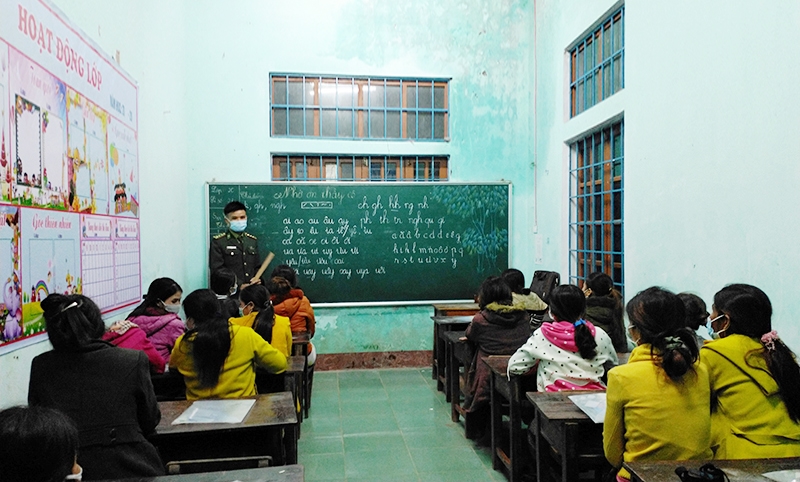 Lớp học xóa mù chữ ở thôn A Dơi Đớ được tổ chức vào buổi tối các ngày thứ Ba, Năm, Bảy hằng tuần thu hút nhiều chị em tham gia 