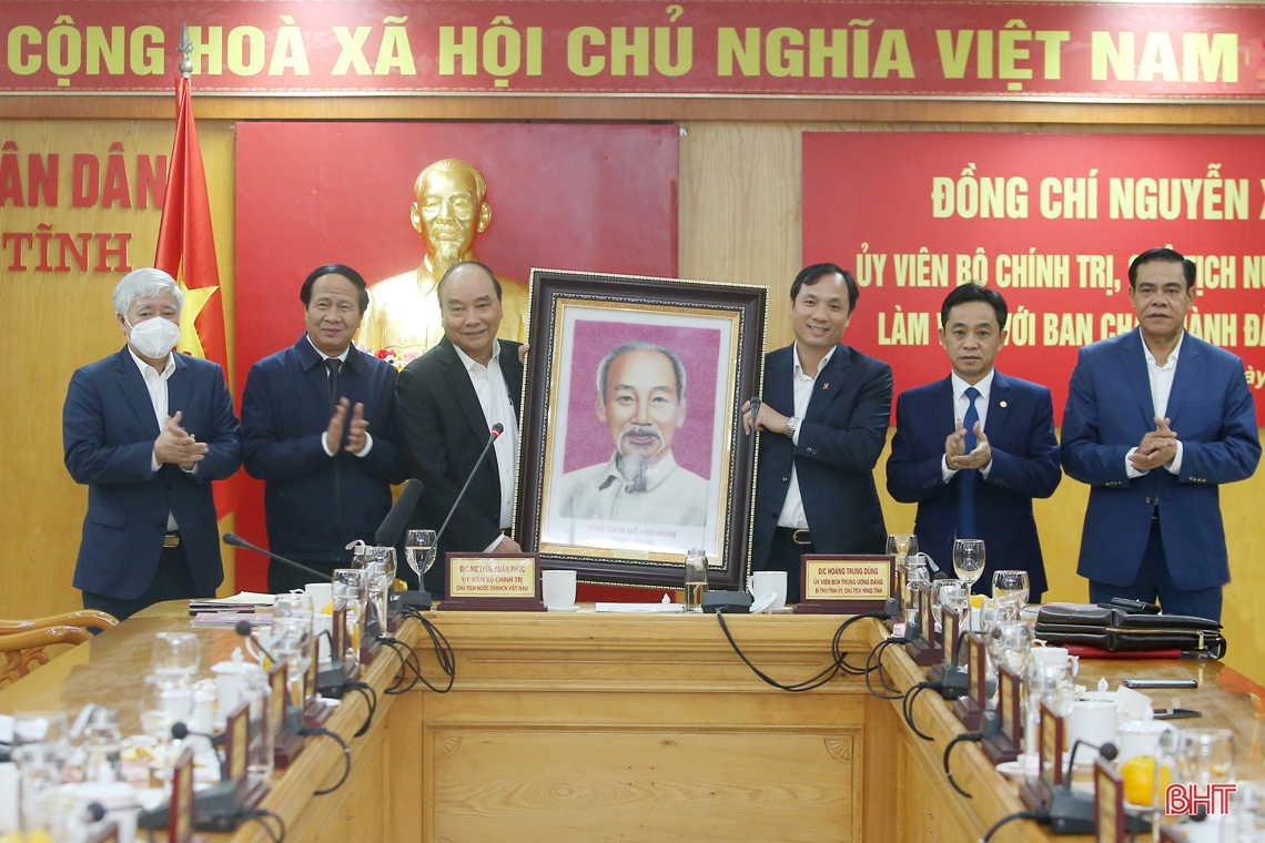 Chủ tịch nước Nguyễn Xuân Phúc và các đồng chí trong đoàn công tác trao tặng tỉnh bức ảnh chân dung Bác Hồ.