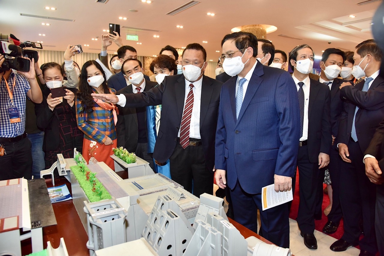 Thủ tướng thăm gian triển lãm về đổi mới sáng tạo KHCN của một số doanh nghiệp. Ảnh: VGP/Nhật Bắc