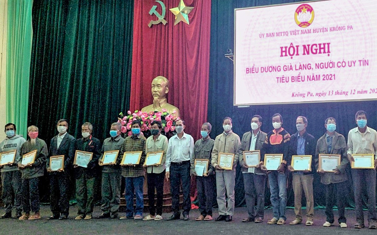 Uỷ ban MTTQ Việt Nam huyện Krông Pa đã tặng giấy khen cho 14 già làng, Người có uy tín 