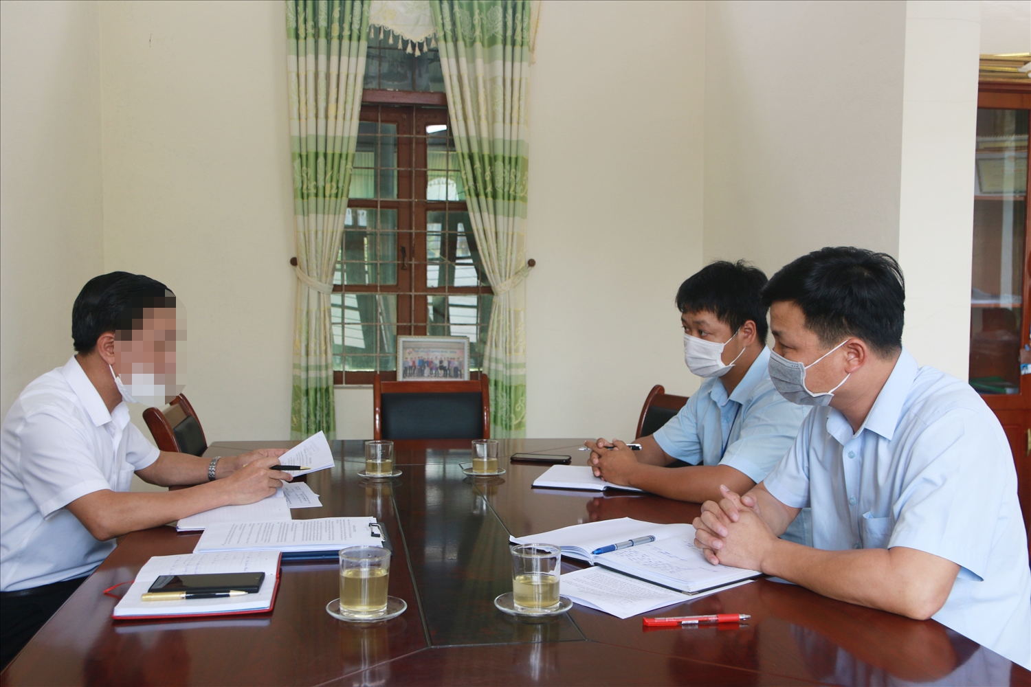 PV Báo Dân tộc và Phát triển trao đổi với ông Nguyễn Thế Nam, Bí thư, Chủ tịch xã Tiên Lãng (ngoài cùng bên phải) cùng cán bộ địa chính xã vào ngày 3/8/2021