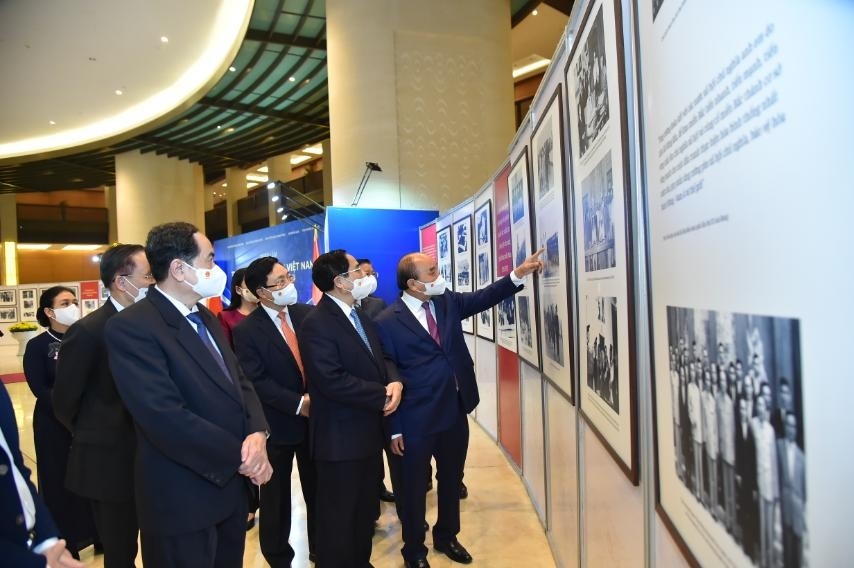 Các đồng chí lãnh đạo Đảng, Nhà nước và các đại biểu tham quan triển lãm “Thành tựu đối ngoại Việt Nam qua các thời kỳ”.