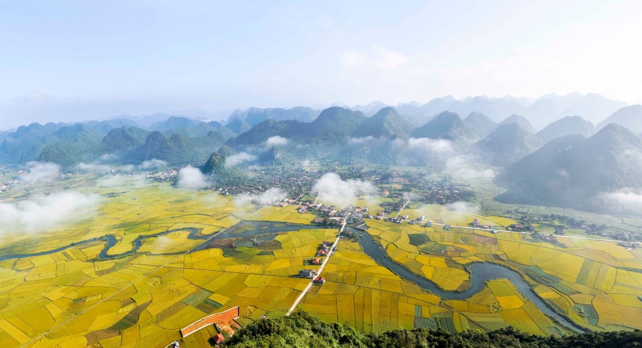 Toàn cảnh Làng Văn hóa Du lịch cộng đồng Quỳnh Sơn nhìn từ đỉnh Nà Lay.(Ảnh Dương Tuấn)