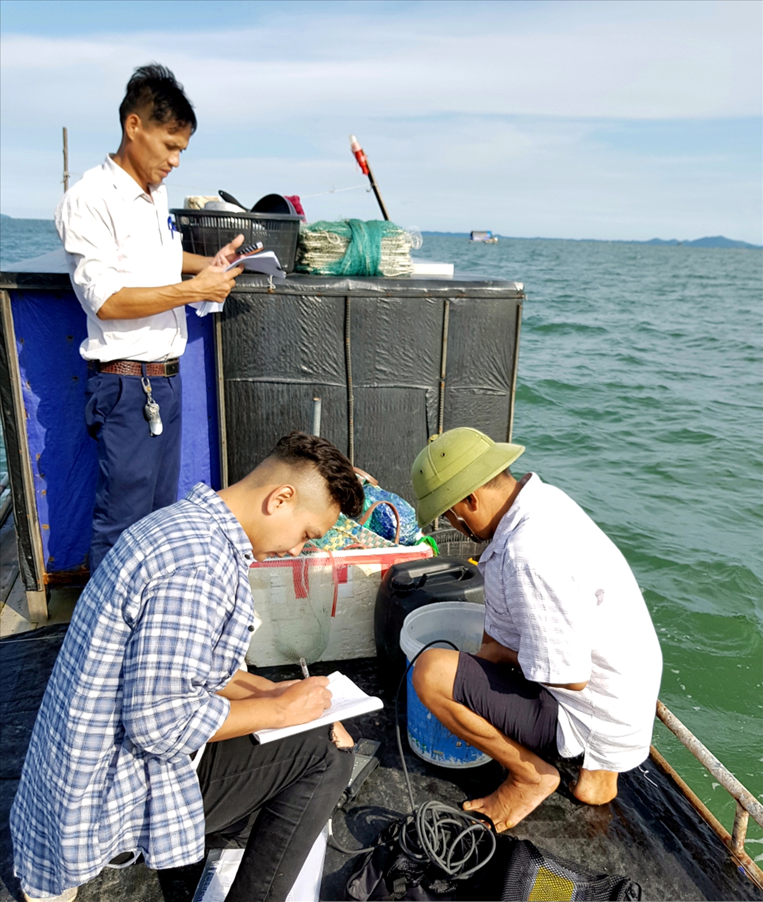 Cán bộ Trung Trung tâm Quan trắc môi trường và Bệnh thủy sản miền Bắc kiểm tra chất lượng nguồn nước khu vực nuôi hàu trên địa bàn huyện Vân Đồn