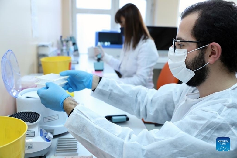 Các chuyên gia y tế nghiên cứu về biến thể Omicron tại một phòng thí nghiệm ở thủ đô Ankara, Thổ Nhĩ Kỳ, ngày 14/12/2021. (Ảnh: Xinhua)