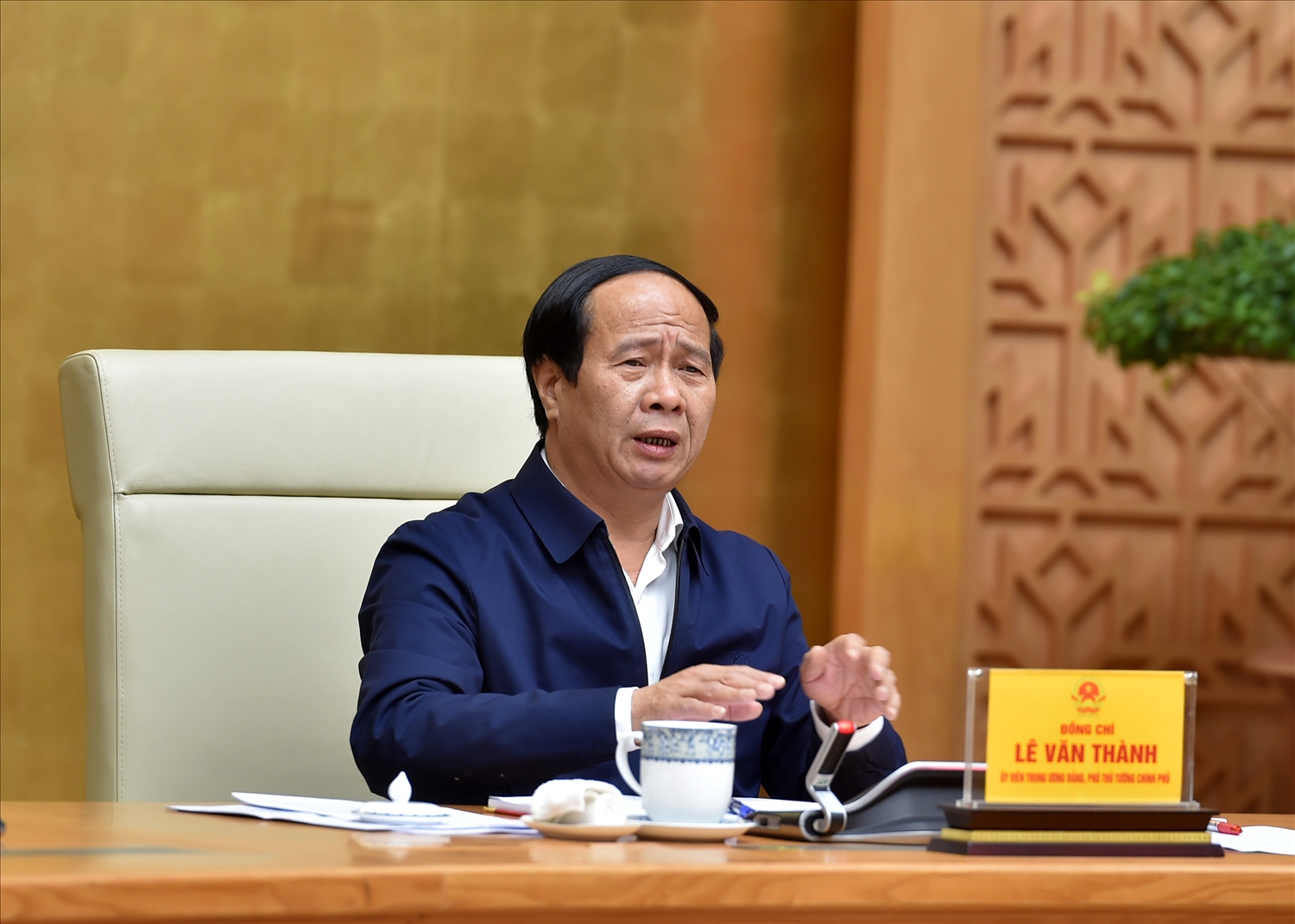 Phó Thủ tướng Lê Văn Thành chủ trì cuộc họp trực tuyến kiểm tra, đôn đốc, tháo gỡ khó khăn, vướng mắc, đẩy mạnh giải ngân vốn đầu tư công năm 2021. Ảnh: VGP/Đức Tuân