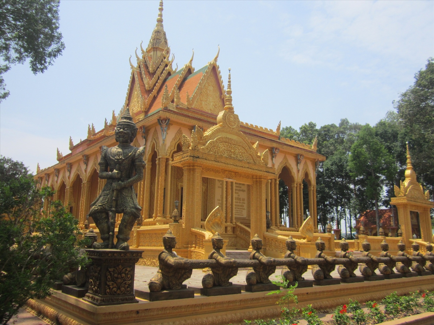 Ngôi chùa Khmer lớn nhất Việt Nam: Chùa Vĩnh Tràng, Mỹ Tho, Tien Giang - ngôi chùa Khmer lớn nhất Việt Nam sở hữu lối kiến trúc vô cùng độc đáo với những bức tượng Phật đa dạng chủng tộc được điêu khắc tinh xảo. Hãy khám phá vẻ đẹp tôn nghiêm và thiêng liêng của nơi đây.