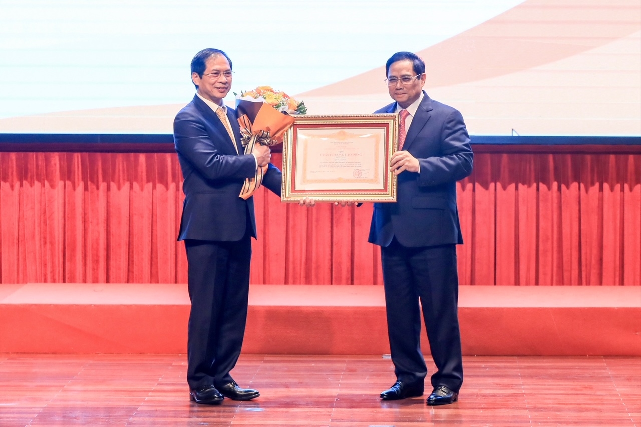 Thủ tướng Phạm Minh Chính trao Huân chương Lao động hạng Nhất cho Bộ trưởng Bộ Ngoại giao Bùi Thanh Sơn. Ảnh: VGP/Nhật Bắc