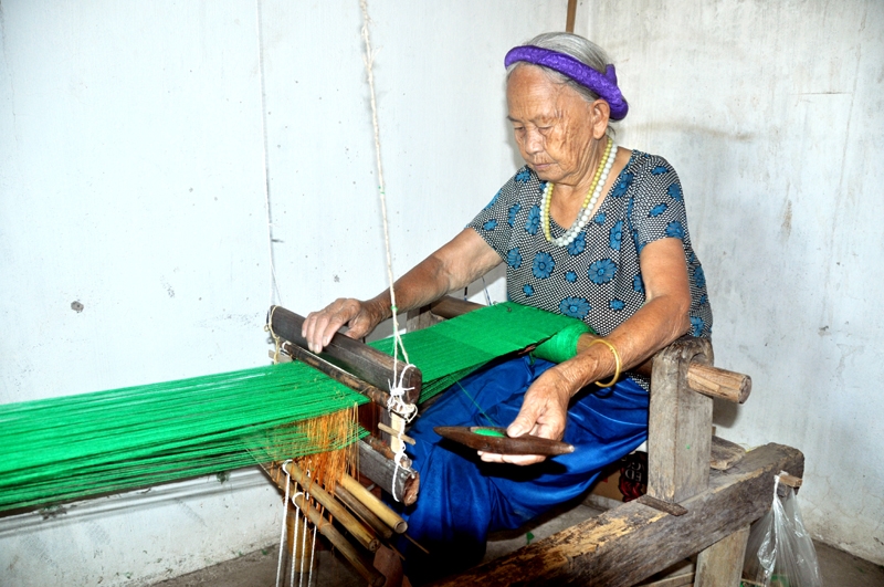 Cụ Lý Thị Chương, dân tộc Tày, đã 70 năm gắn bó với nghề dệt truyền thống