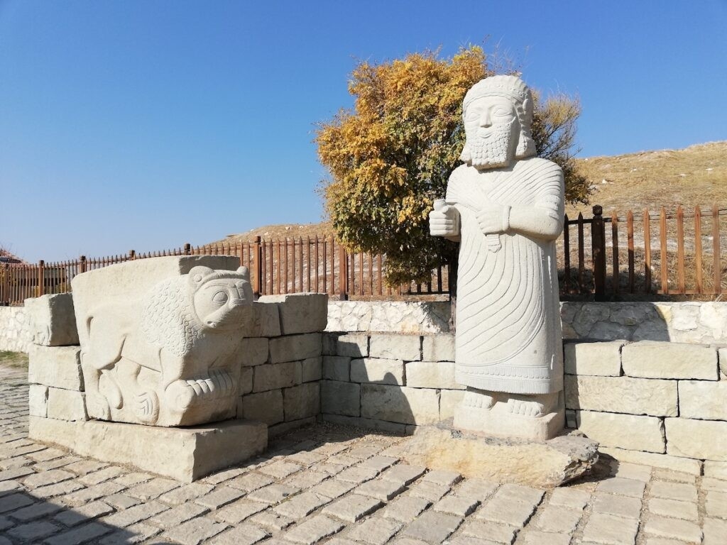 Những bức tượng tại lối vào đồi Arslantepe Mound, Thổ Nhĩ Kỳ. (Nguồn: travelawaits.com)