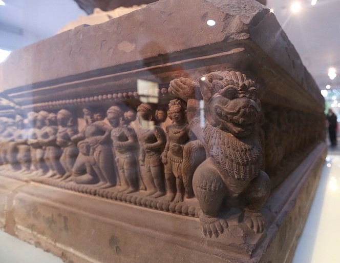 Bốn góc Đài thờ có bốn chú sư tử đưa hai chân trước lên đỡ bệ thờ.