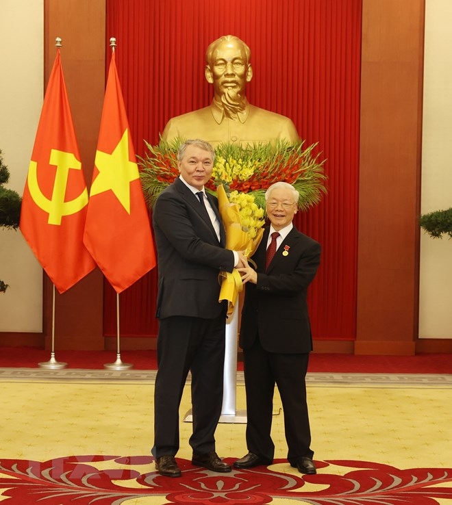 Tổng Bí thư Nguyễn Phú Trọng tặng hoa ông Leonid Kalashnikov. (Ảnh: TTXVN)