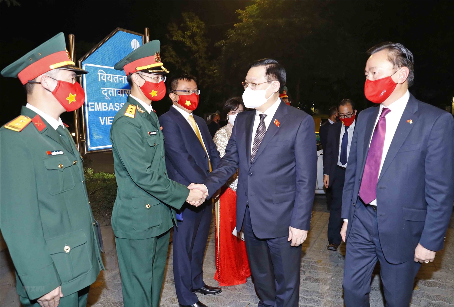 Chủ tịch Quốc hội Vương Đình Huệ gặp gỡ cán bộ, nhân viên Đại sứ quán Việt Nam tại Ấn Độ. (Ảnh: TTXVN)