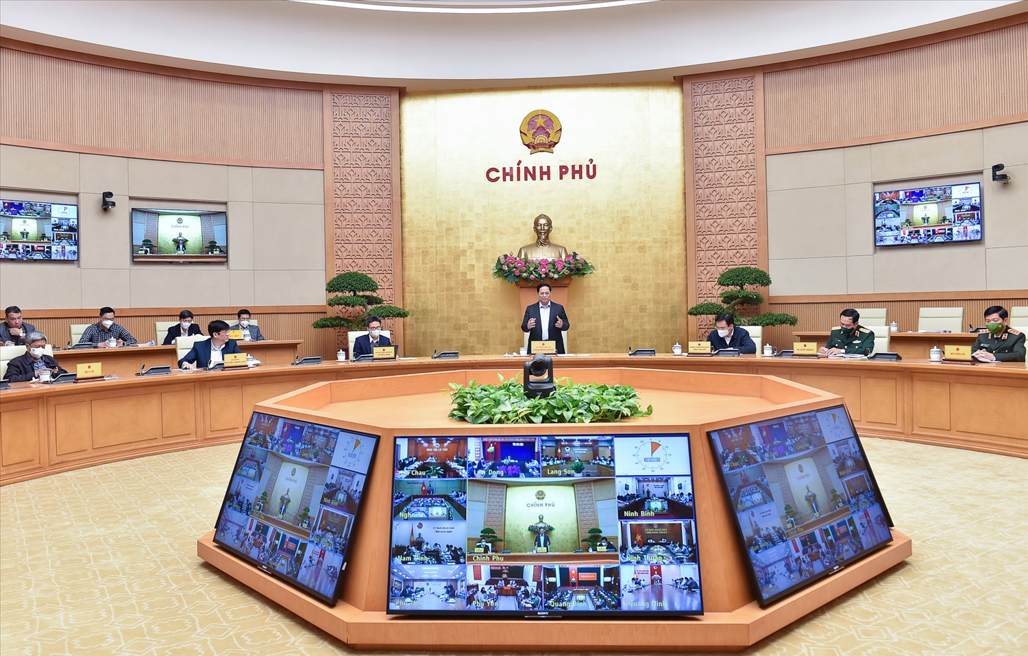 Chiều ngày 16/12, tại trụ sở Chính phủ, Thủ tướng Phạm Minh Chính, Trưởng Ban chỉ đạo quốc gia phòng chống dịch bệnh COVID-19 chủ trì cuộc họp trực tuyến toàn quốc về các giải pháp để triển khai hiệu quả hơn Nghị quyết 128 của Chính phủ. Ảnh: VGP/Nhật Bắc