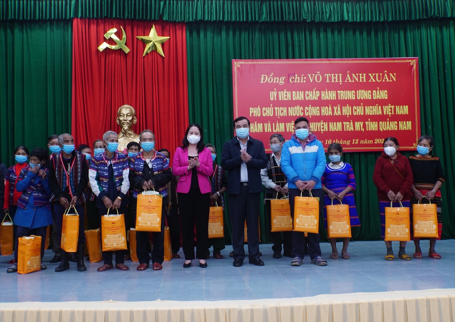 Phó Chủ tịch nước Võ Thị Ánh Xuân tặng quà cho gia đình chính sách huyện Nam Trà My
