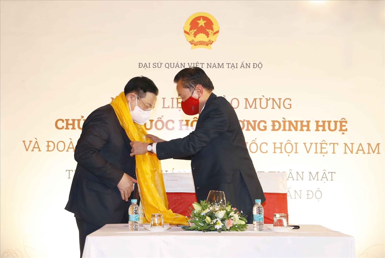 Đại sứ Việt Nam tại Ấn Độ Phạm Sanh Châu tặng khăn cho Chủ tịch Quốc hội Vương Đình Huệ. (Ảnh: TTXVN) 