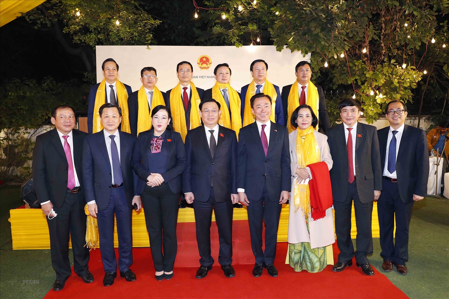 Chủ tịch Quốc hội Vương Đình Huệ cùng các đại biểu tham dự buổi gặp mặt. (Ảnh: TTXVN)