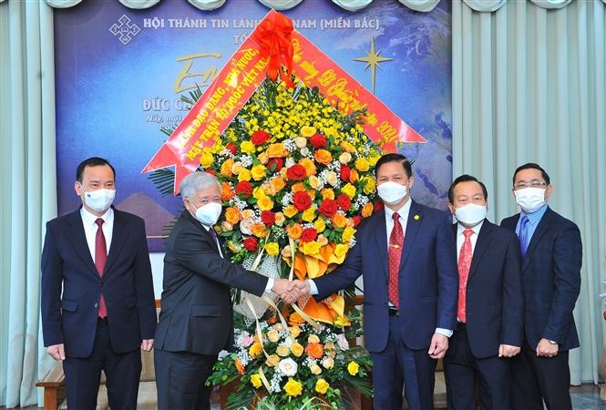 Chủ tịch Ủy ban Trung ương MTTQ Việt Nam Đỗ Văn Chiến chúc mừng Hội thánh Tin lành Việt Nam. Ảnh: Minh Đức/TTXVN