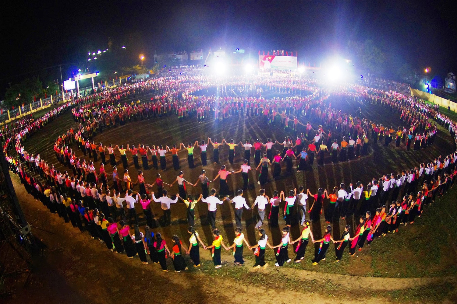 Màn múa xòe đoàn kết của đồng bào dân tộc Thái Tây Bắc