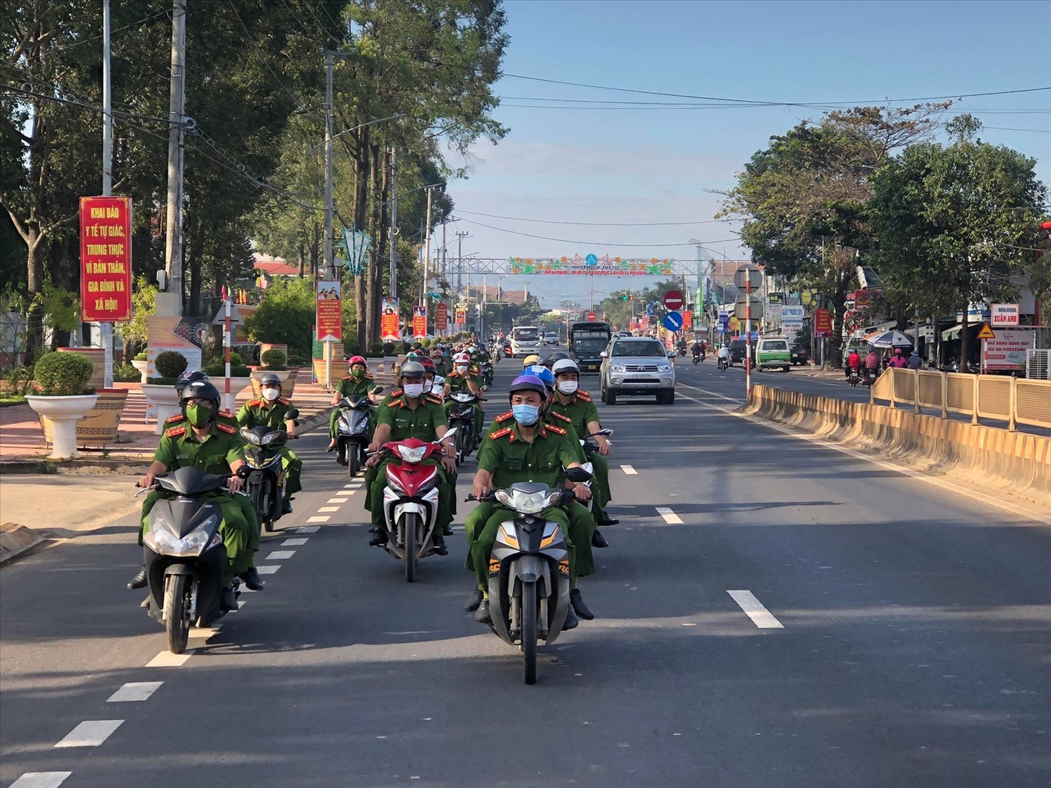 Các lực lượng tham gia diễu hành thị uy lực lượng trên các tuyến đường giao thông và khu dân cư