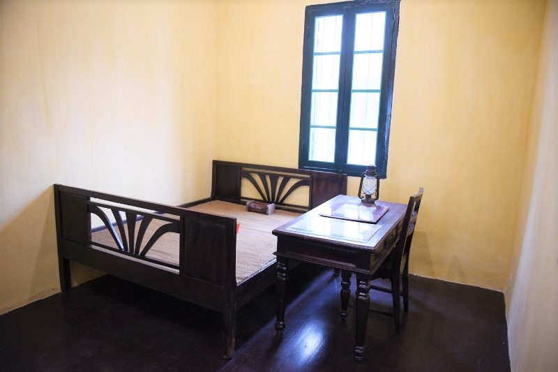 Chiếc bàn và chiếc giường đơn sơ, nơi Bác làm việc và nghỉ ngơi ở làng lụa Vạn Phúc.