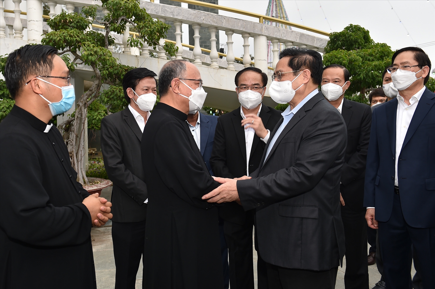 Thủ tướng đề nghị linh mục vận động bà con giáo dân nói riêng và người dân nói chung tích cực tiêm vaccine, thực hiện nghiêm các biện pháp phòng chống dịch. Ảnh VGP/Nhật Bắc