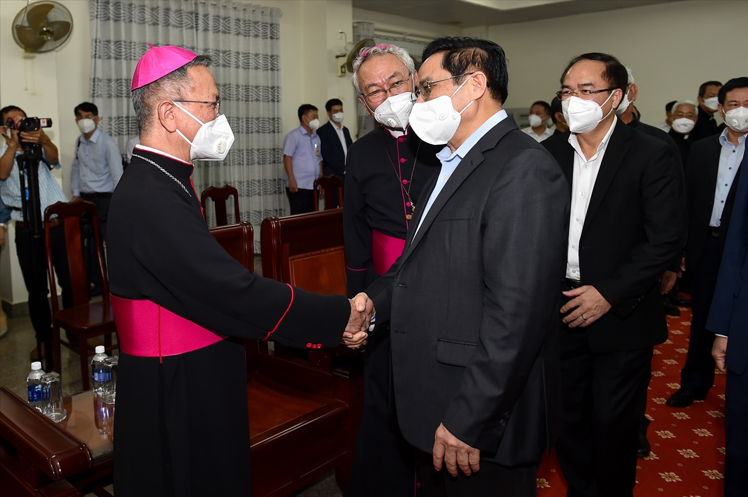 Thủ tướng thăm hỏi Đức cha Toma Nguyễn Văn Trâm, Giám mục tiền khởi của Giáo phận Bà Rịa. Ảnh VGP/Nhật Bắc