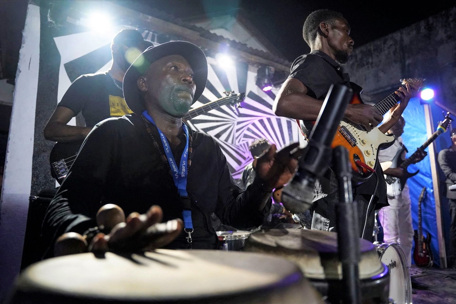 Các nhạc sĩ từ Ban nhạc Bana OK chơi một giai điệu rumba của Congo tại Câu lạc bộ La Septante