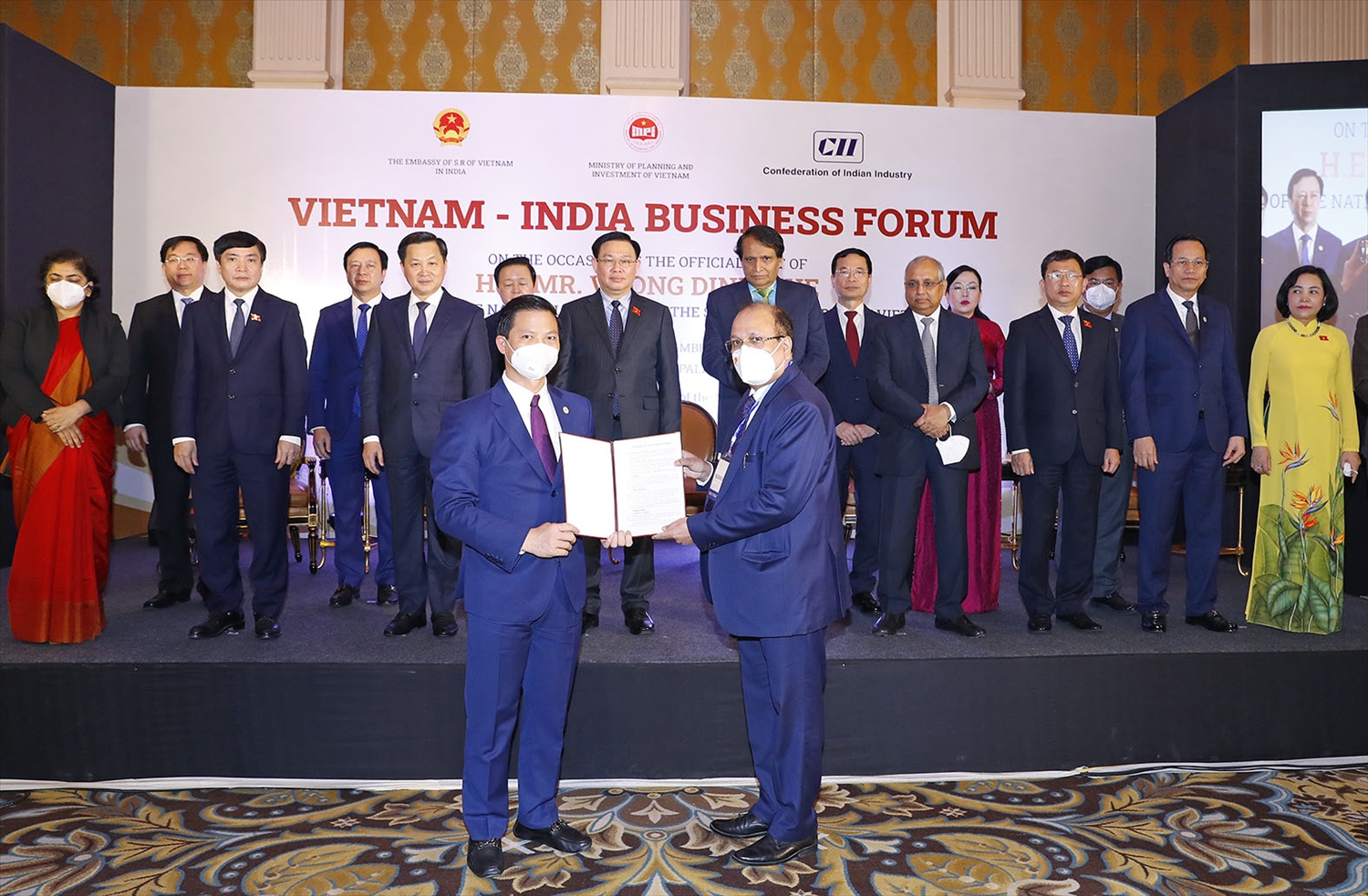 Chủ tịch Quốc hội Vương Đình Huệ chứng kiến Lễ trao các thỏa thuận hợp tác giữa doanh nghiệp hai nước Ảnh: Doãn Tấn/TTXVN