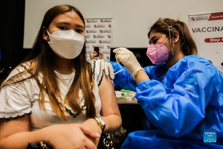 Nhân viên y tế tiêm vaccine COVID-19 cho người dân bên trong một trung tâm thương mại ở thành phố Pasay, Philippines, ngày 16/12/2021. Trước đó một ngày, Philippines đã ghi nhận hai ca nhiễm biến thể Omicron đầu tiên, đó là ở hai du khách đến từ Nigeria và Nhật Bản. (Ảnh: Xinhua)