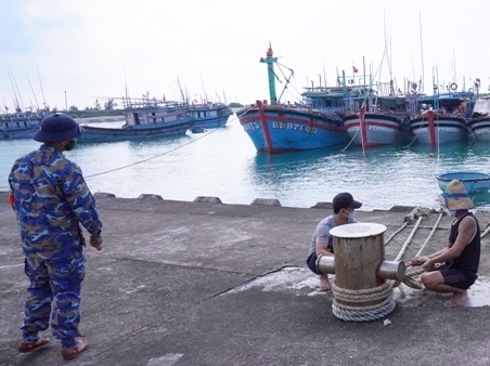 Cán bộ, chiến sĩ đảo Sinh Tồn hỗ trợ ngư dân neo buộc tàu cá.