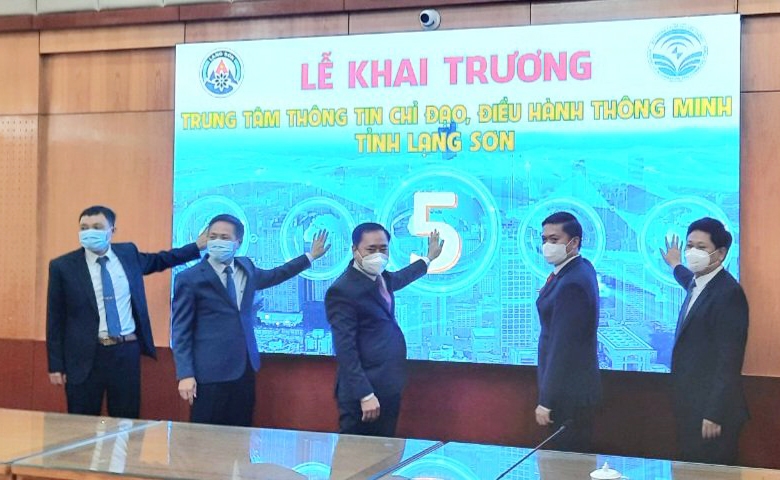 Lãnh đạo UBND tỉnh Lạng Sơn cùng lãnh đạo Tập đoàn Viễn thông Việt Nam bấm nút khai trương Trung tâm thông tin chỉ đạo, điều hành thông minh