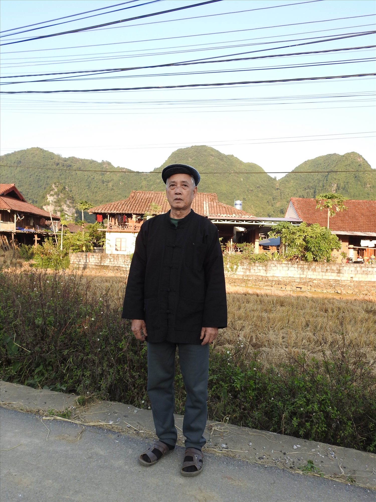 Người có uy tín Dương công Chài tự hào khi giới thiệu về Làng văn hóa Du lịch cộng đồng Quỳnh Sơn