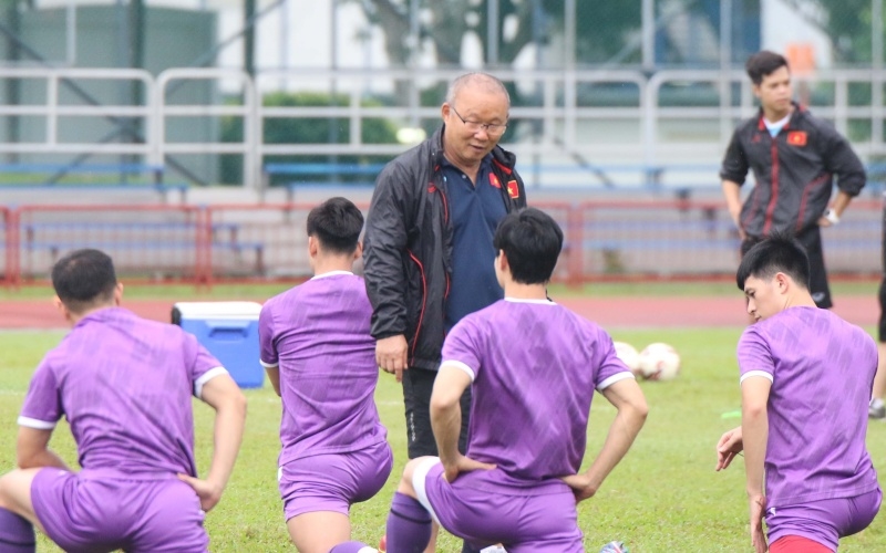 Đội tuyển Việt Nam tập luyện tại Singapore. (Ảnh: VFF)