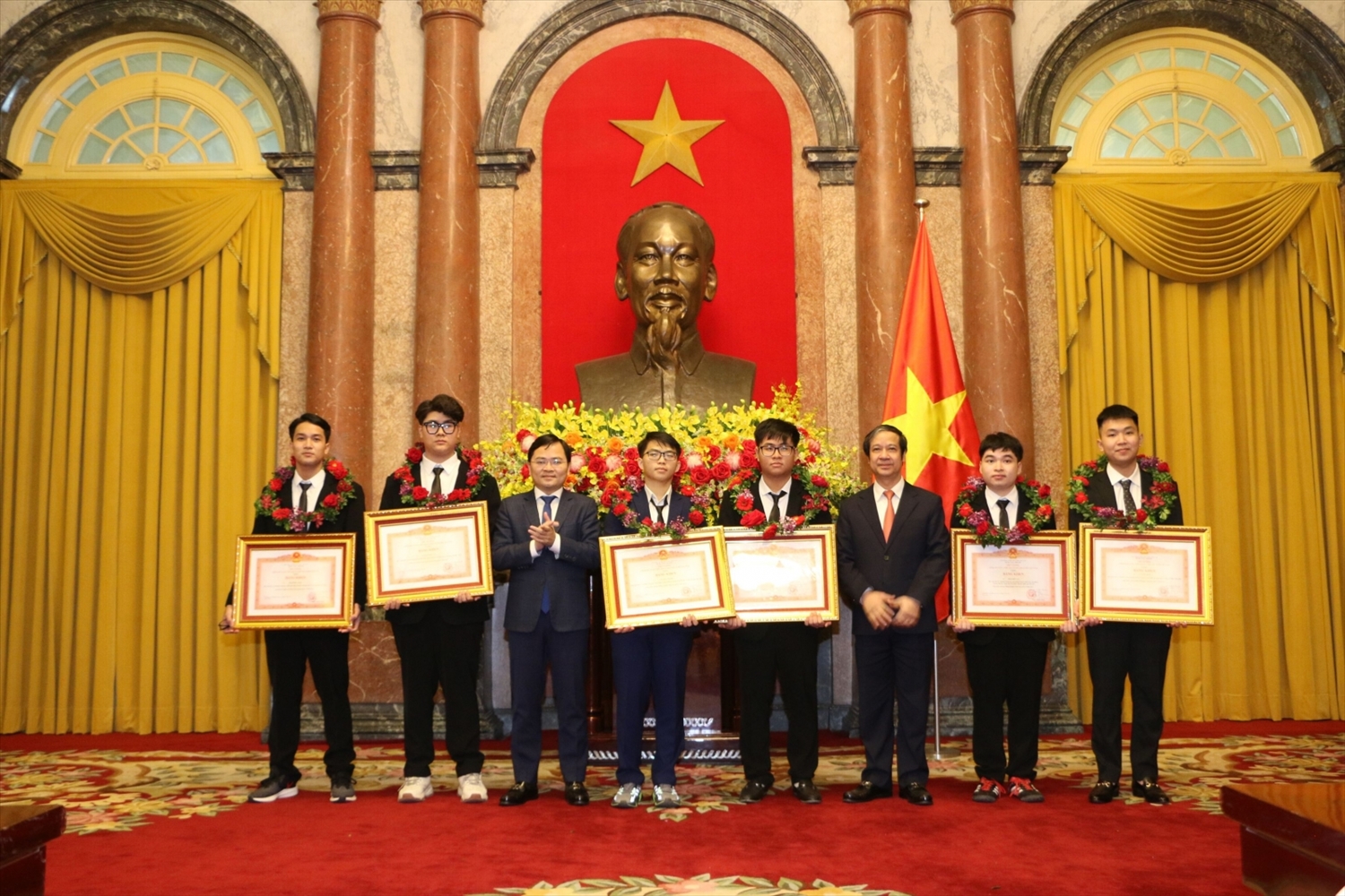 Bộ trưởng Bộ Giáo dục và Đào tạo Nguyễn Kim Sơn (thứ ba từ phải sang) và Bí thư thứ nhất Trung ương Đoàn TNCS HCM Nguyễn Anh Tuấn (thứ ba từ trái sang) tặng Bằng khen cho các em học sinh.