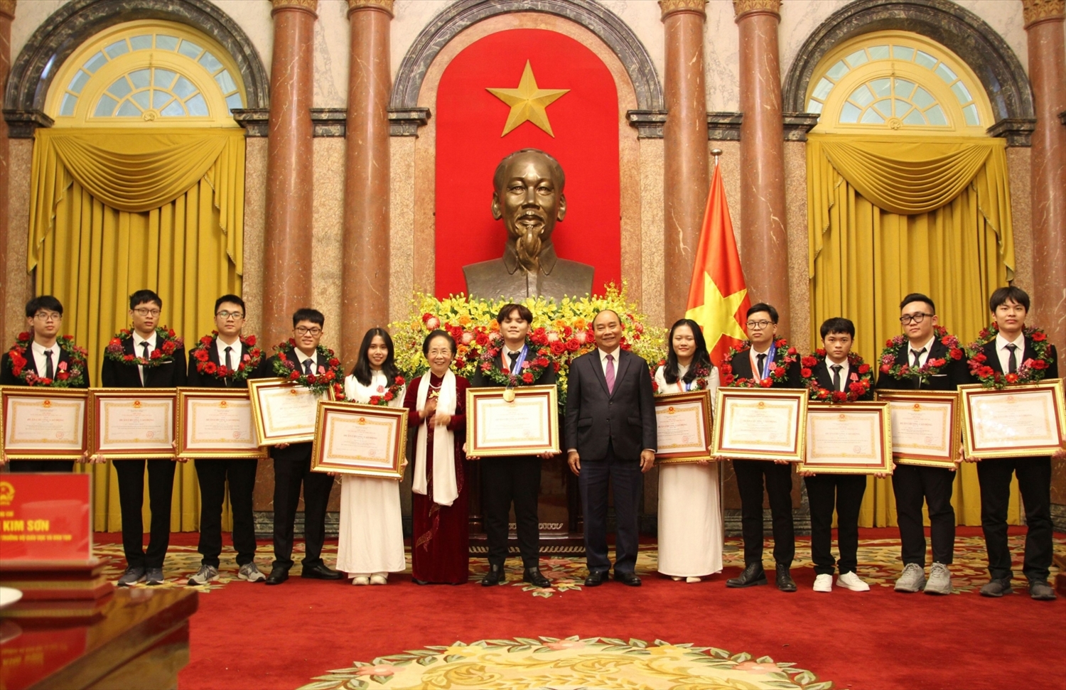 Chủ tịch nước Nguyễn Xuân Phúc và nguyên Phó chủ tịch nước Nguyễn Thị Doan tặng Huân chương Lao động và chụp ảnh lưu niệm cùng các em học sinh ( Ảnh giaoducthoidai.vn)