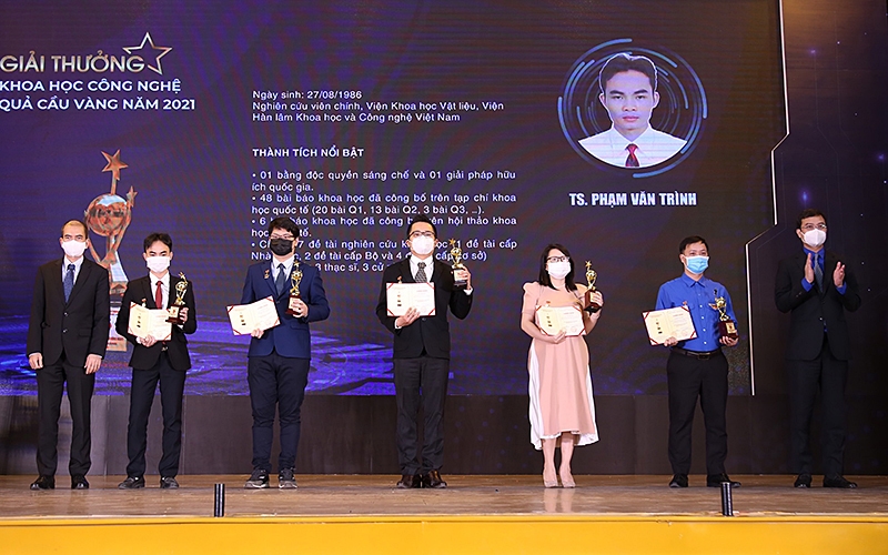 Đồng chí Bùi Quang Huy, Bí thư Thường trực Trung ương Đoàn, Chủ tịch Hội Sinh viên Việt Nam (ngoài cùng bên phải) trao giải thưởng khoa học công nghệ Quả cầu vàng 2021 tặng 5 tài năng trẻ tiêu biểu có mặt tại buổi lễ.