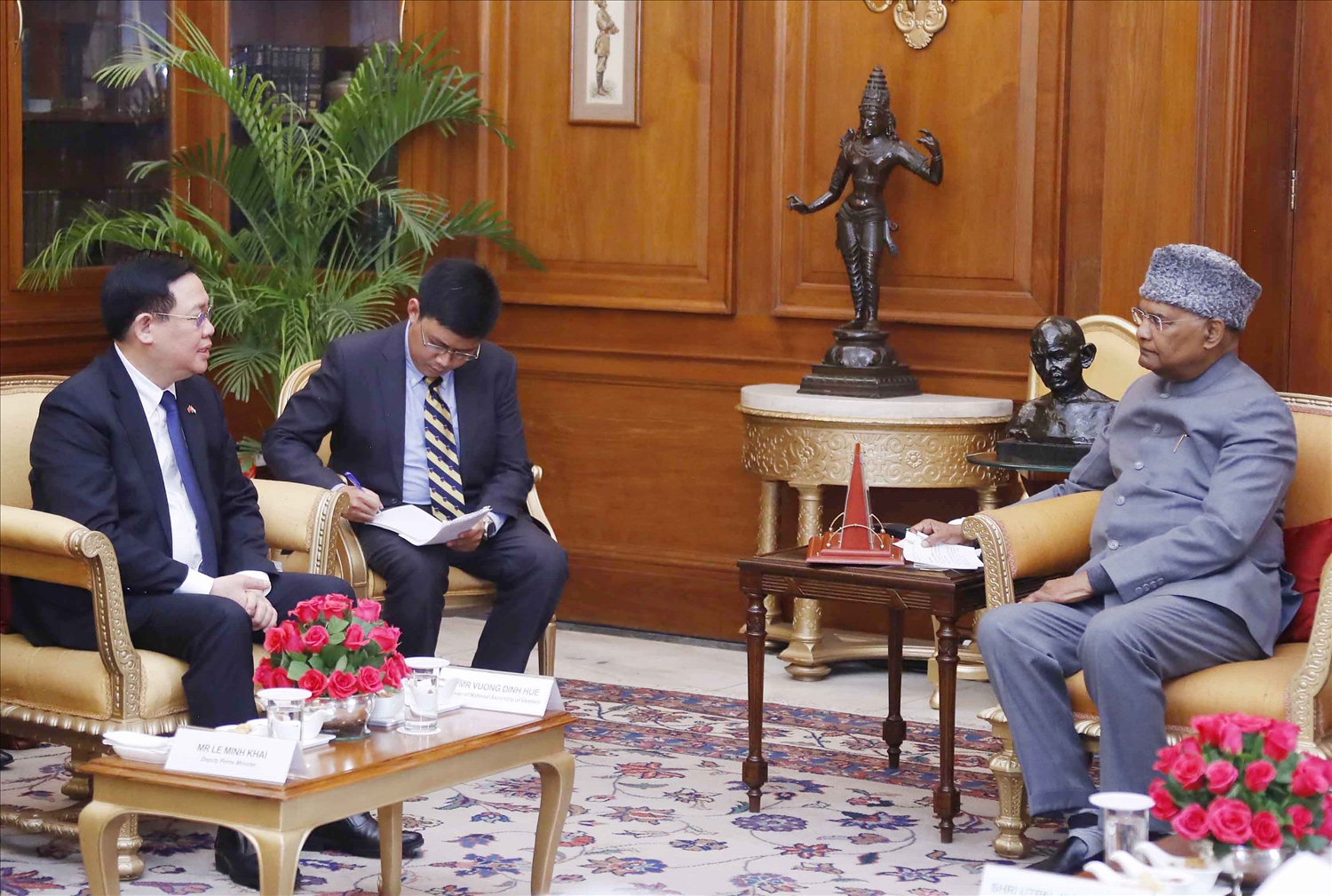 Tổng thống Ấn Độ Ram Nath Kovind và Chủ tịch Quốc hội Vương Đình Huệ trao đổi nhiều nội dung mà hai Bên cùng quan tâm