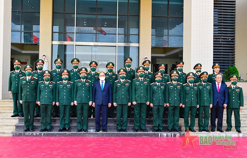 Chủ tịch nước Nguyễn Xuân Phúc, Đại tướng Phan Văn Giang và các đại biểu chụp ảnh cùng lãnh đạo, chỉ huy Trường Sĩ quan Chính trị. Ảnh: TUẤN HUY