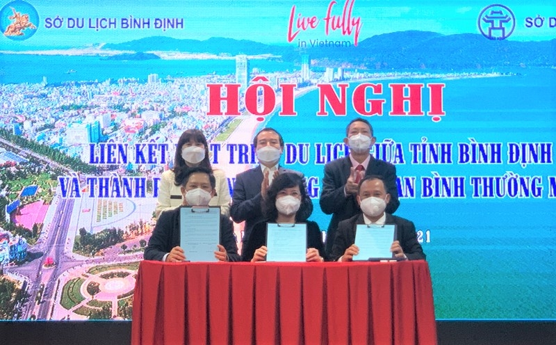 Lễ ký kết chương trình hợp tác giữa Hiệp hội Du lịch Hà Nội, Hiệp hội Du lịch Bình Định và Hiệp hội Lữ hành Việt Nam.